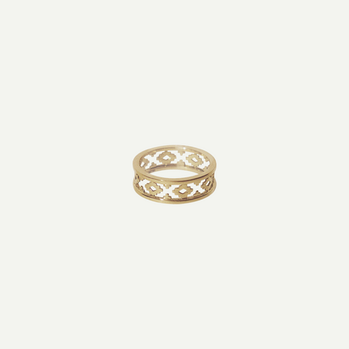 This is an 18-karat yellow gold ring with a Sadu design.