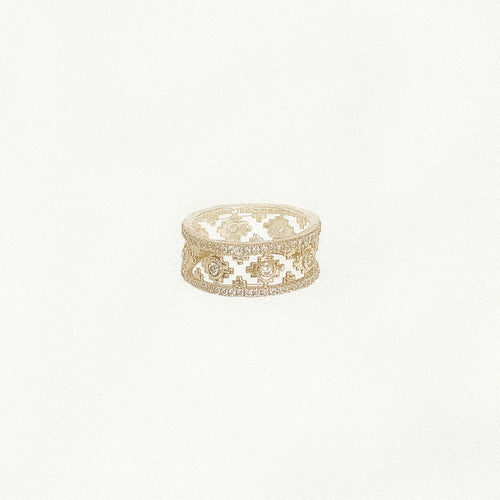 18 karat Yellow Gold Ring with round Diamonds for women in traditional design.