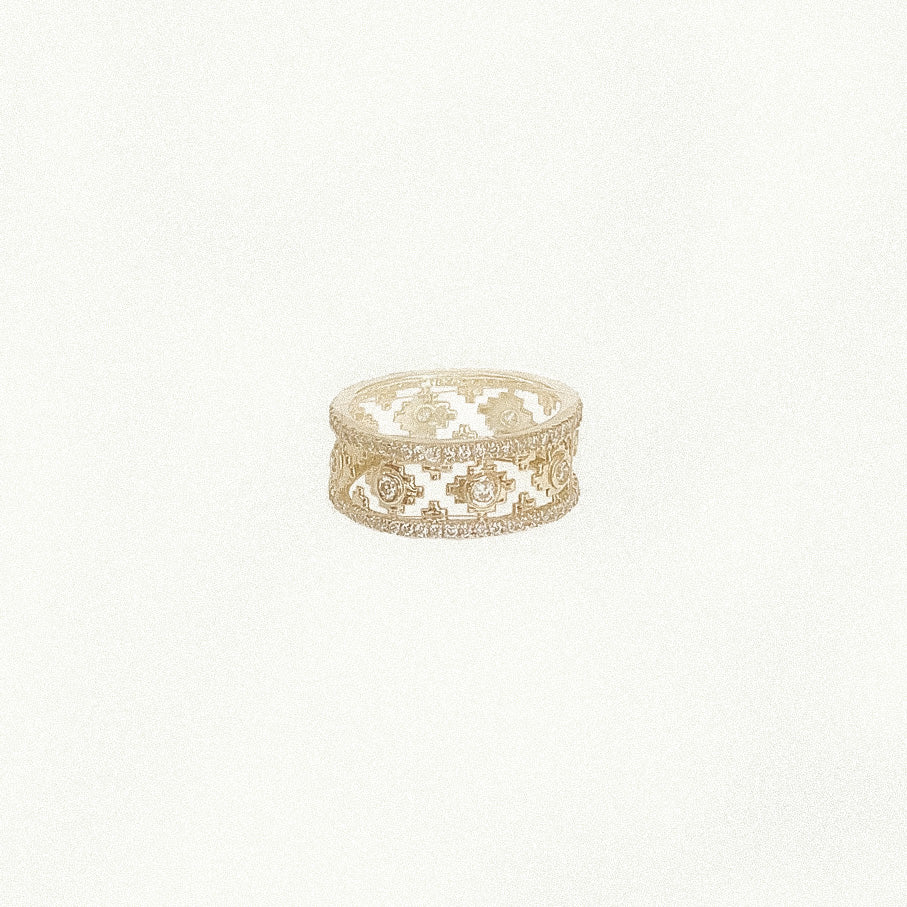 18 karat Yellow Gold Ring with round Diamonds for women in traditional design.